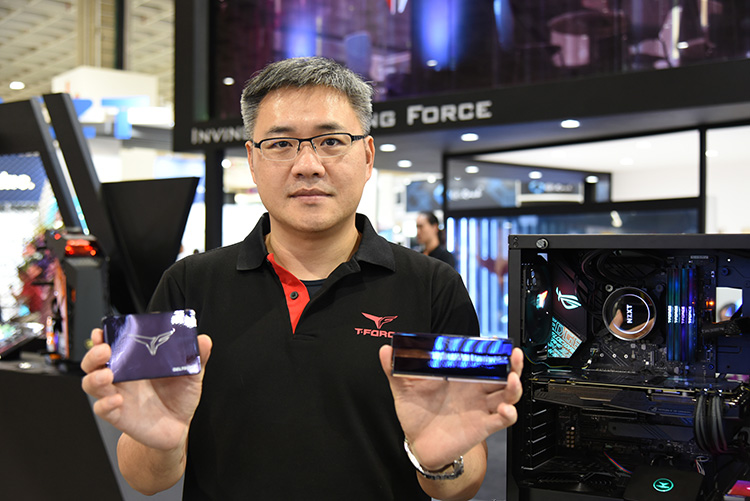 十銓科技總經理陳慶文展示T-FORCE XTREEM ARGB電競記憶體及DELTA MAX 幻鏡炫彩固態硬碟 .JPG
