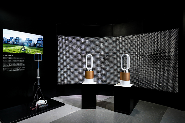 5.全新Dyson Pure Humidify Cool Cryptomic ™加湿空气净化风扇发布现场气流墙展示微风模式与喷射模式对比.jpg