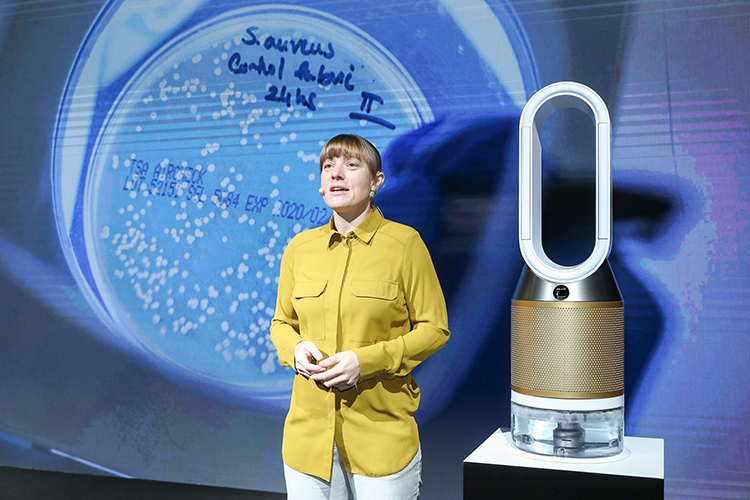 2.戴森高级研究科学家Gem McLuckie介绍戴森微生物实验室.jpg