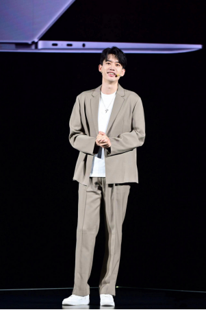 荣耀MagicBook 14系列正式发布 脱口秀演员庞博带来智慧高能分享-final版 04.13(7)272.png