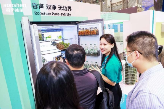 (AWE稿件)容声冰箱携嵌入式新品亮相AWE 演绎无边界美学新生活556.png