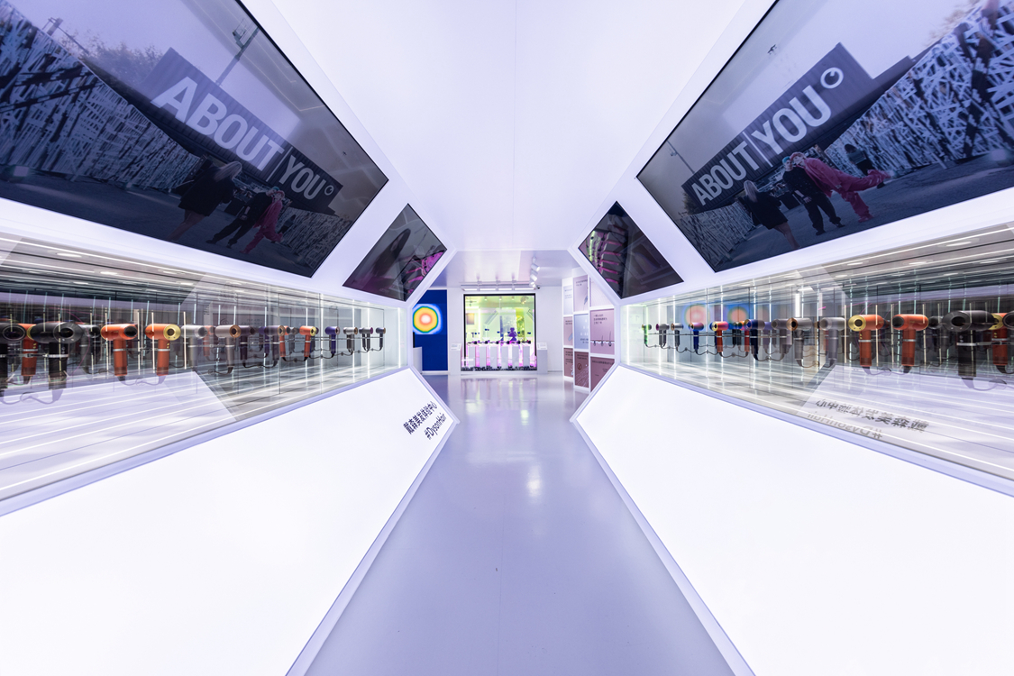 3. 戴森中国首个线下美发体验中心戴森头发护理品类产品通道.jpg