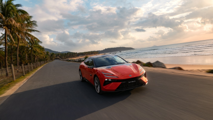 【專題稿】以風(fēng)為衣 優(yōu)雅綻放 路特斯EMEYA繁花開啟“馭風(fēng)”之旅3647.png