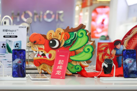 【新聞稿】“新年榮耀 一起成龍”，榮耀攜手品牌龍年大使成龍花式送祝福V3705.png