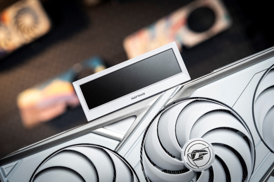 圣潔之白！iGame GeForce RTX 5090 D Vulcan W白火神開售(1)1418.png