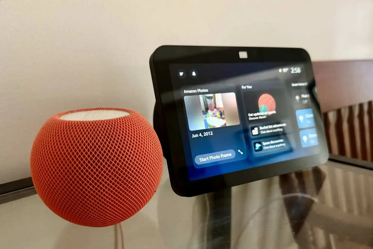 Apple-HomePod-next-to-Amazon-Echo-Show-display-3.JPG