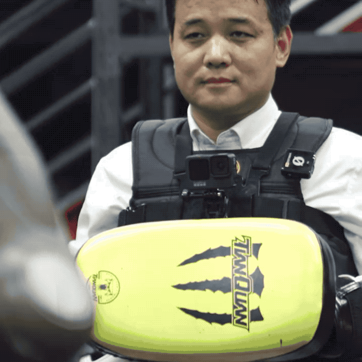 75公斤级正面硬刚!众擎T800踹老板:这脚有私人恩怨? #众擎机器人#ai新星计划 #热点 #前沿科技趋势发布月 #科技 - 抖音.2025-12-07 11_31_37.gif