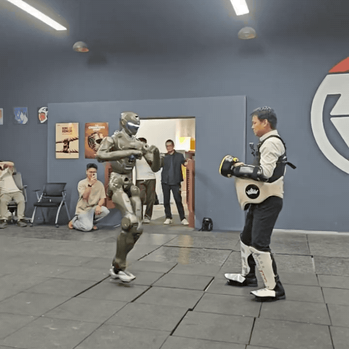 75公斤级正面硬刚!众擎T800踹老板:这脚有私人恩怨? #众擎机器人#ai新星计划 #热点 #前沿科技趋势发布月 #科技 - 抖音.2025-12-07 11_30_17.gif