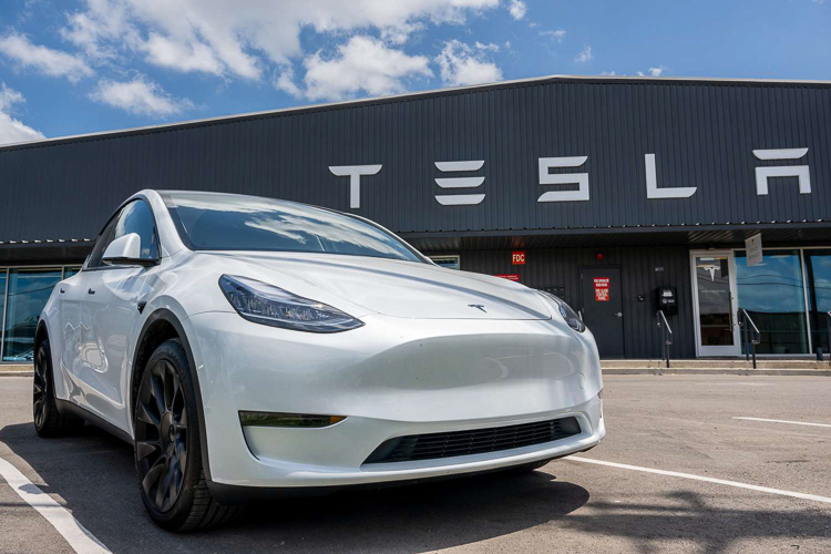 INV_TeslaDealership_GettyImages-1494887228-d84da0e690bd42fea0ebf3a667fc85bc.jpg