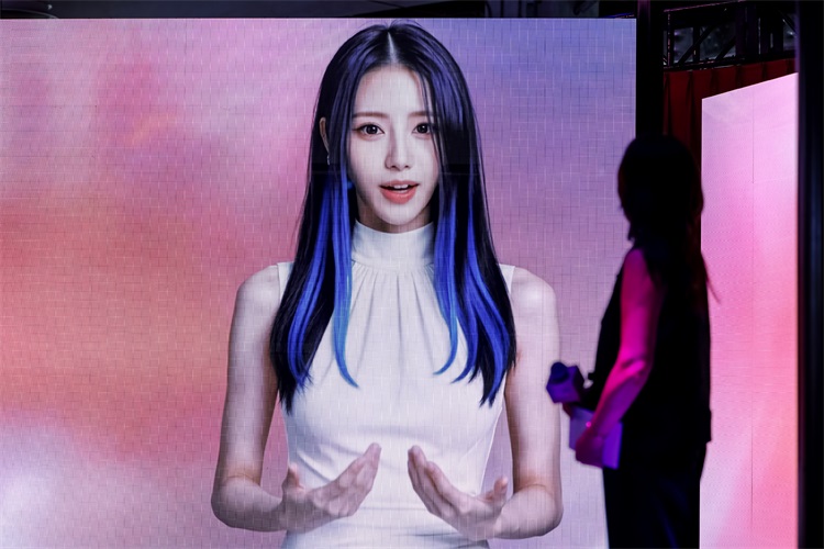 图片6:欧莱雅北亚及中国公共事务总裁兰珍珍与Yuri倾情演绎“AI向美”并展示共创画作 .jpg