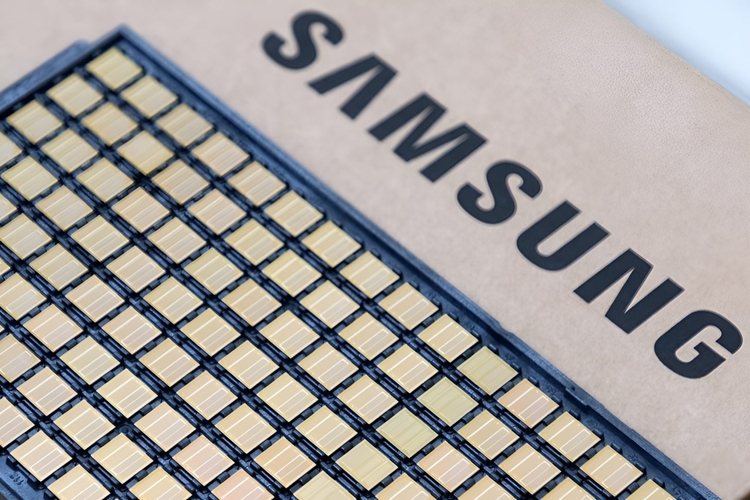 Samsung-Semiconductors-Industry-First-Commercial-HBM4_main3-1-1-1456x971.jpg