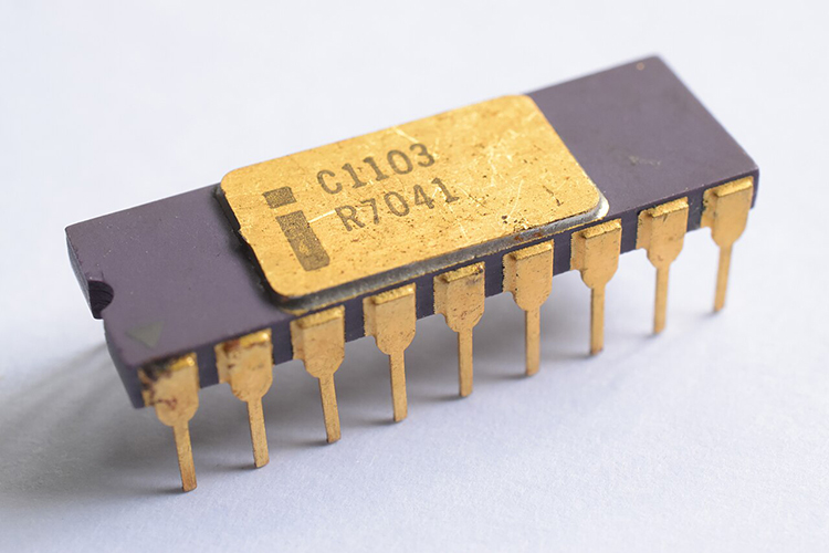 1280px-Intel_C1103.jpg