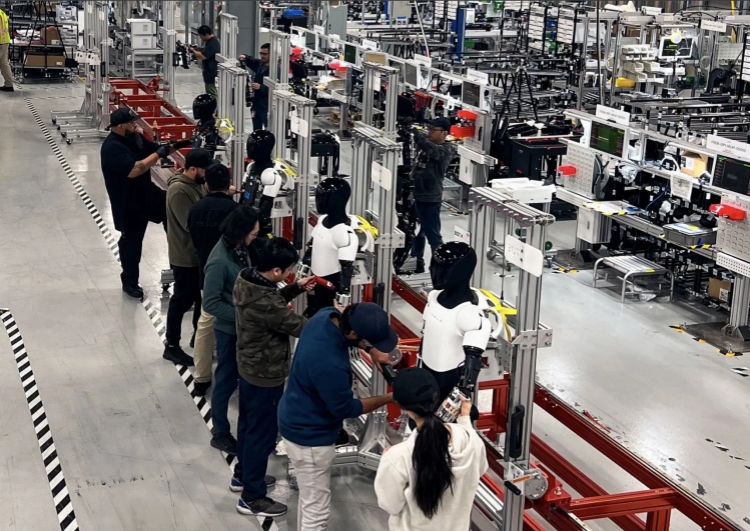 Tesla-Optimus-units-line-up-in-Fremonts-pilot-production-line.jpg