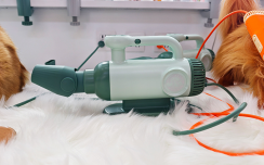 给狗子吹水不再受罪!来旺兄弟在2025亚宠展展示多款实用吹水机