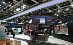 谁说安克创新只卖充电宝?IFA 2025上他们连会爬楼的扫地机都有了!