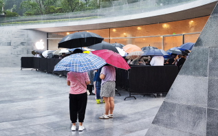 台风雨浇不灭果粉们的热情 iPhone 16系列上海首销盛况依旧