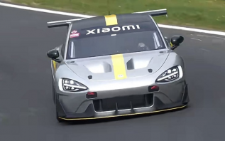 小米SU7原型车亮相纽北，零百加速2秒，性能力压911 GT3 RS？