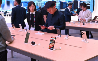 仅差0.2%，2025上半年国内手机市场：华为第一小米第二