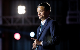 马云回归？阿里巴巴惊现“MAGA”标语，AI与外卖成战略重点