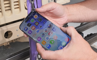 终于有人掰弯iPhone Air，5.6mm的机身能扛约100kg的力