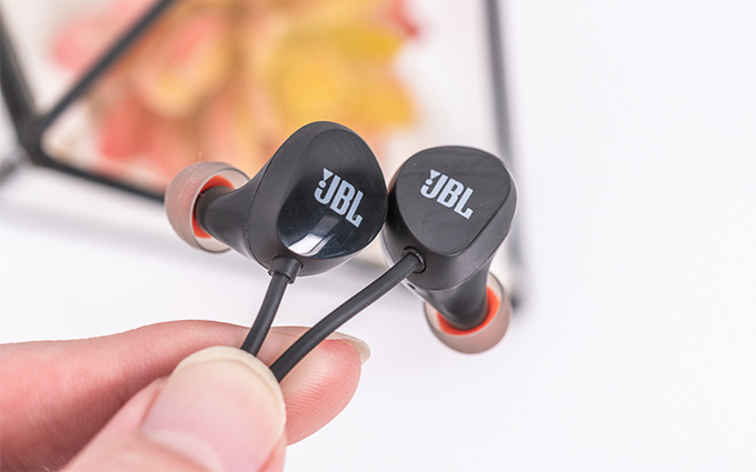 JBL C125BT入耳式无线耳机评测：轻盈舒适，能让人忘记它的存在