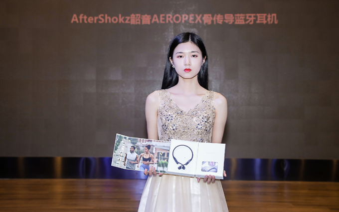 韶音骨传导耳机现身卓越科技产品品鉴会 新奇佩戴体验吸引众人目光