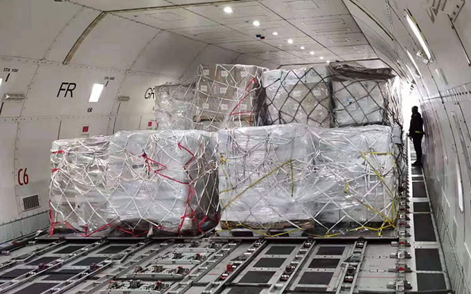 一点资讯海外驰援专机抵达无锡，10万件防疫护具即将投入疫区使用