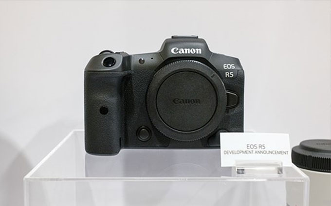 佳能WPPI上展出EOS R5 机身厚度直逼单反