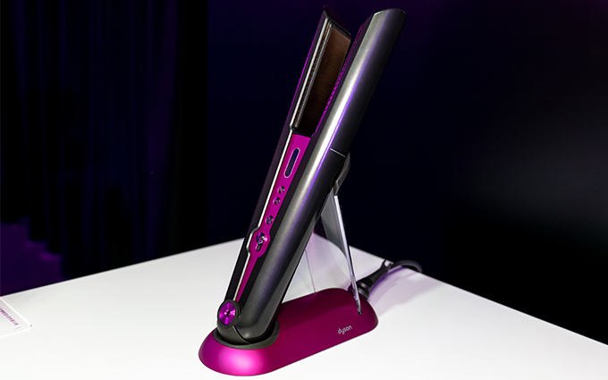 戴森Dyson Corrale直发器初体验：柔性弹板聚拢头发 每秒百次精准控温