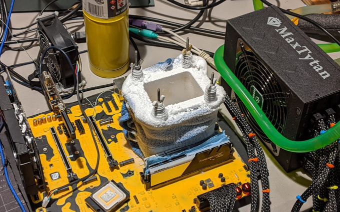 距离超频10G又近了一步 英特尔i9-10900K液氮超频至7GHz