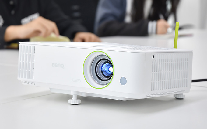 明基智能商务投影机E582上市 双频双WiFi 连接更强劲