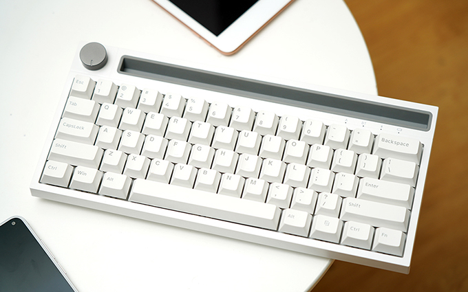 国产键鼠也玩起“性冷淡风” 黑爵K620T便携蓝牙机械键盘体验
