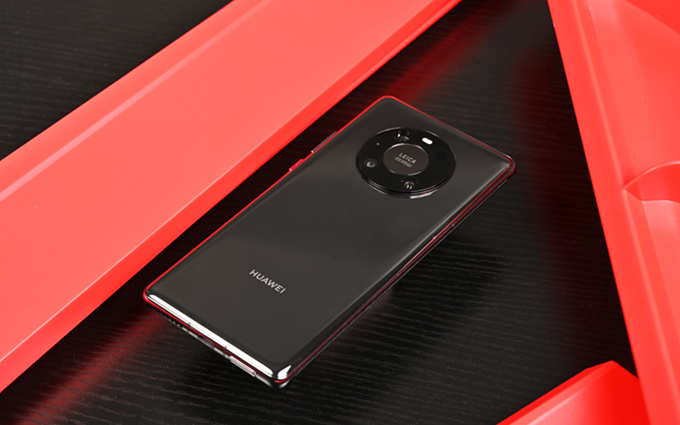 祝贺华为HUAWEI Mate 40 Pro+荣获：年度杰出性能奖