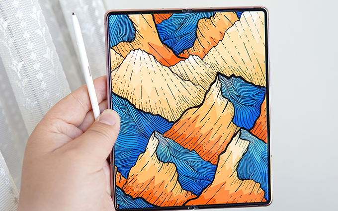 三星Galaxy Z Fold 3折叠屏手机又有新谍照，首发屏下摄像头实锤？