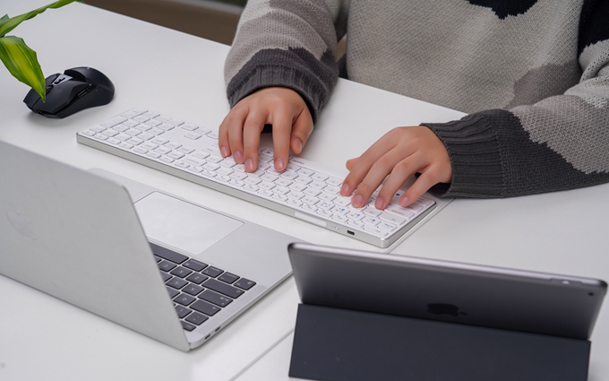 雷柏E9550G多模无线刀锋键盘体验，外观轻薄，手感轻柔打字舒适