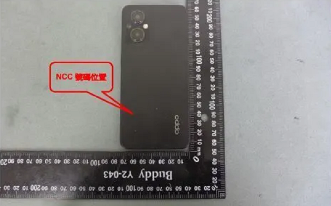OPPO Reno7 Z手机真机图曝光，后置三摄，处理器感人