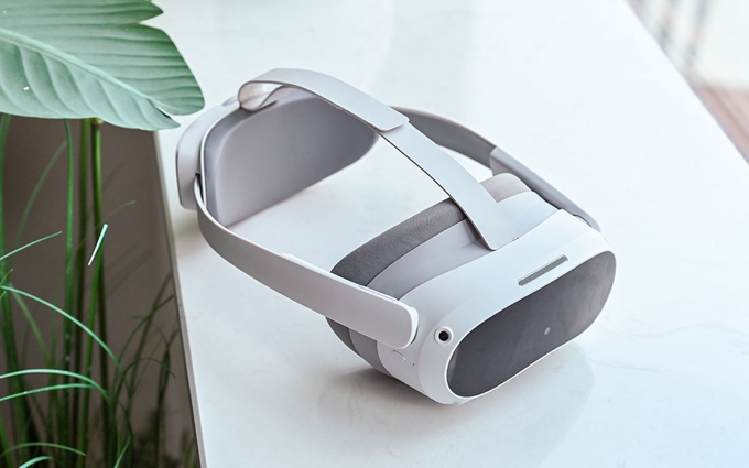 PICO 4 VR 一体机首发上手，4K+分辨率画质清晰，小巧机身更易佩戴