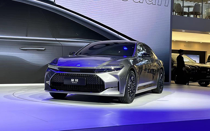 2022广州车展｜丰田皇冠Sedan首发亮相，造型灵动飘逸，未来将采用纯电驱动