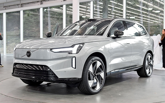 沃尔沃全新纯电动旗舰SUV——EX90实车首发，2024年国产