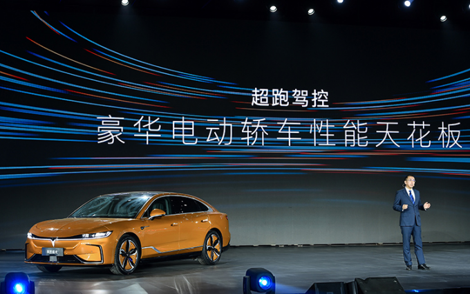 岚图首款轿车追光正式发布：最大续航730km 预售32.29万元起