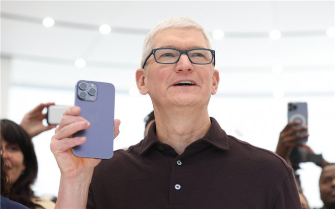 苹果或在2024年推出无接口iPhone，库克：价格更高但消费者愿意花钱
