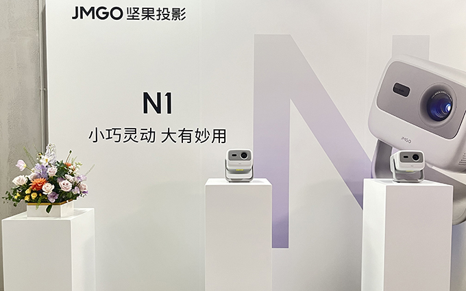 一拎即走的坚果投影N1，三色激光云台秀移动、画质多重实力
