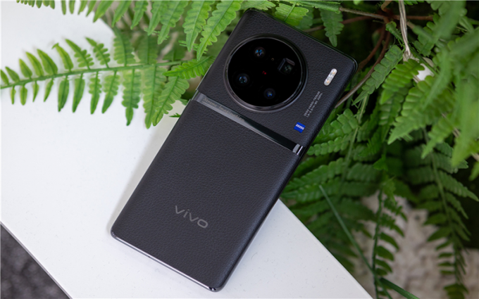 vivo X100系列或将首发天玑9300 超大杯则搭载骁龙8 Gen 3