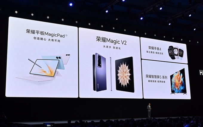 荣耀Magic V2折叠屏手机等新品发布，轻薄得不像一款折叠机，售价8999元起 