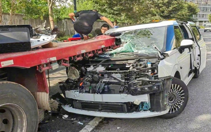 极氪009追尾大货车，这A柱强度不科学！