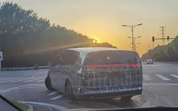 标志星环灯、麒麟5C电池 理想MEGA最新路试谍照曝光