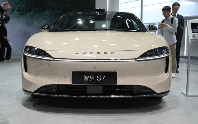 智界S7无人代客泊车视频曝光 能泊车还能接驾