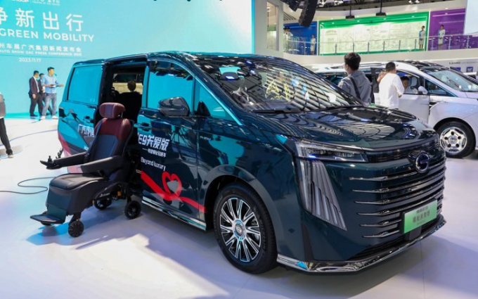 下车是轮椅,上车变座椅!首款国产福祉车亮相