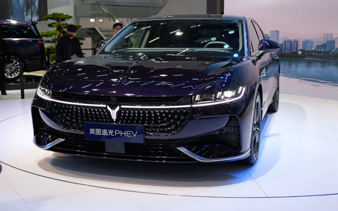 2023广州车展丨岚图首款电混轿车追光PHEV发布，预售价26.69万元起