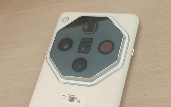 OPPO Find X7 Pro工程机曝光，2颗潜望长焦摄像头，还有八卦镜后摄模组
